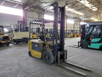 Chariot élévateur frontal 4 roues Caterpillar EP30K