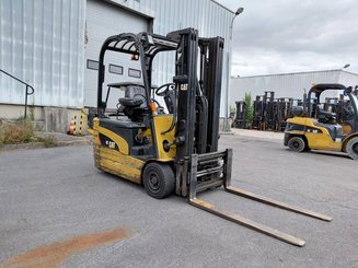 Chariot élévateur frontal 3 roues Caterpillar EP18NT - 14