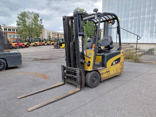 Chariot élévateur frontal 3 roues Caterpillar EP18NT - 1
