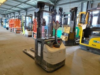 Gerbeur accompagnant Crown ESI4000-12 - 1