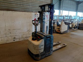 Gerbeur accompagnant Crown ESI4000-12 - 1