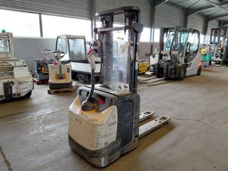 Gerbeur accompagnant Crown ESI4000-12