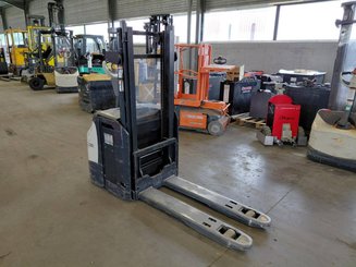 Gerbeur accompagnant Crown ESI4000-12