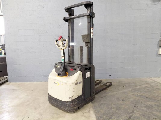 Gerbeur accompagnant Crown ESI4000-12 - 1