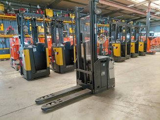 Gerbeur accompagnant Crown ESI4000-12