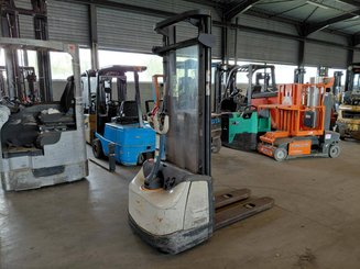 Gerbeur accompagnant Crown WF3000 1.2