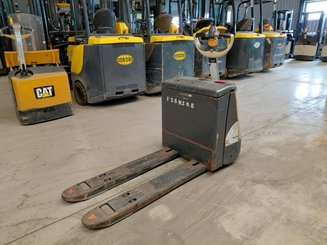 Transpalette accompagnant Crown WP3020-2.0