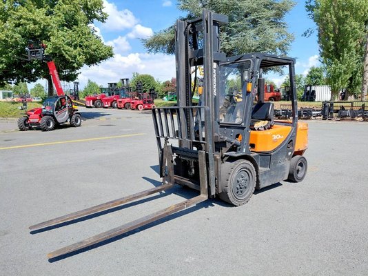 Chariot élévateur frontal 4 roues Doosan D30GP - 1