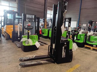 Gerbeur accompagnant Hangcha CDD16-XT1-SI