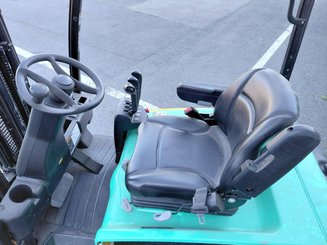 Chariot élévateur frontal 3 roues Yale ERP18VTL
