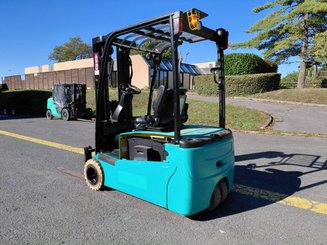 Chariot élévateur frontal 3 roues Yale ERP18VTL
