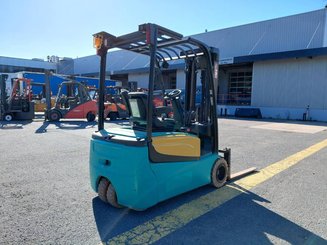 Chariot élévateur frontal 3 roues Yale ERP18VTL