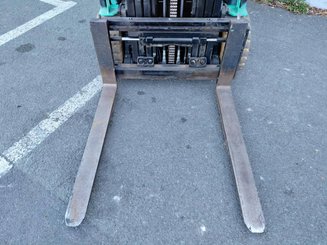 Chariot élévateur frontal 3 roues Yale ERP18VTL