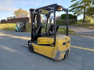 Chariot élévateur frontal 3 roues Yale ERP18VTL