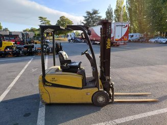 Chariot élévateur frontal 3 roues Yale ERP18VTL