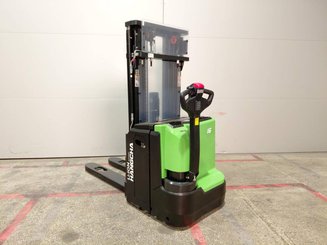 Gerbeur accompagnant Hangcha CDD16-XT1-SIL